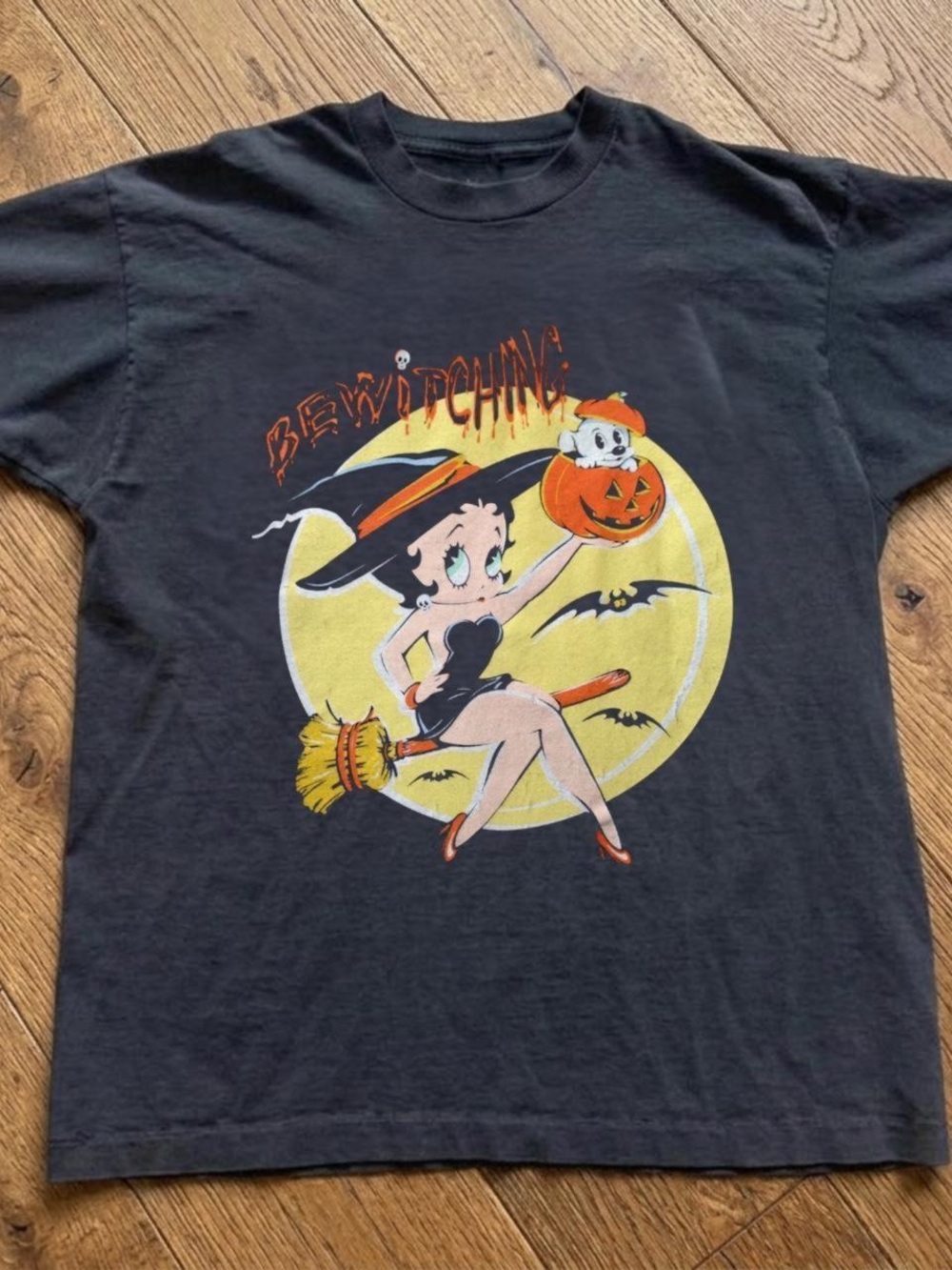Gildan Black Halloween graphic t shirts